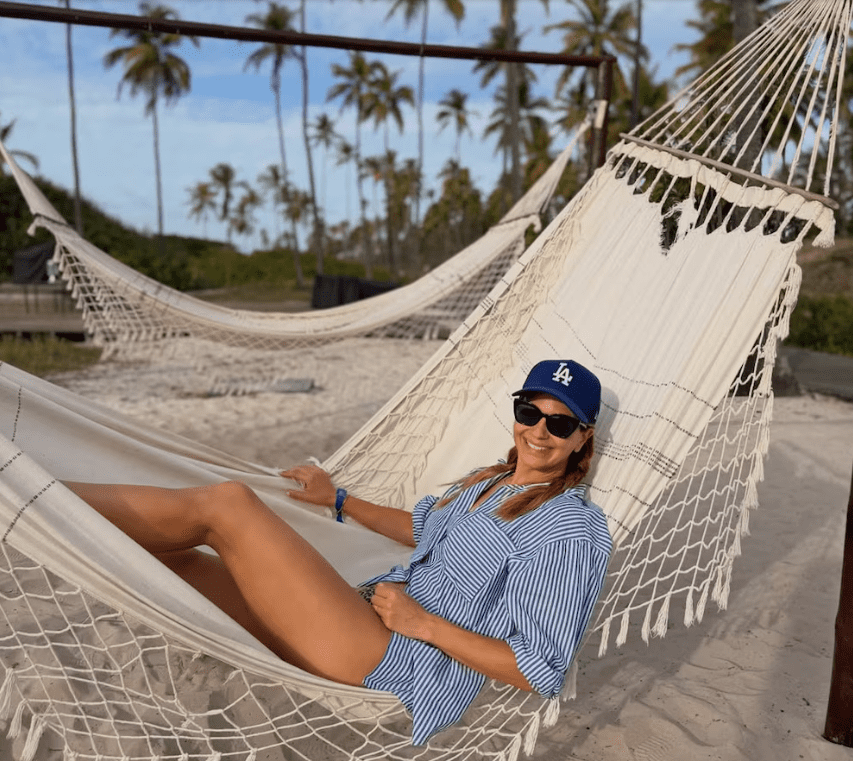 Las paradisíacas vacaciones de Marcela Kloosterboer en Brasil: libros, tragos y mar