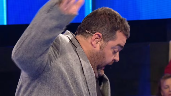 El insólito blooper de Darío Barassi al tropezarse con una cámara en vivo en su programa: “Casi me muero”