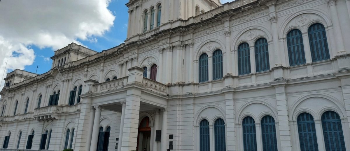 Investigan a dos empleados públicos por ausencias y les reclaman casi $58 millones