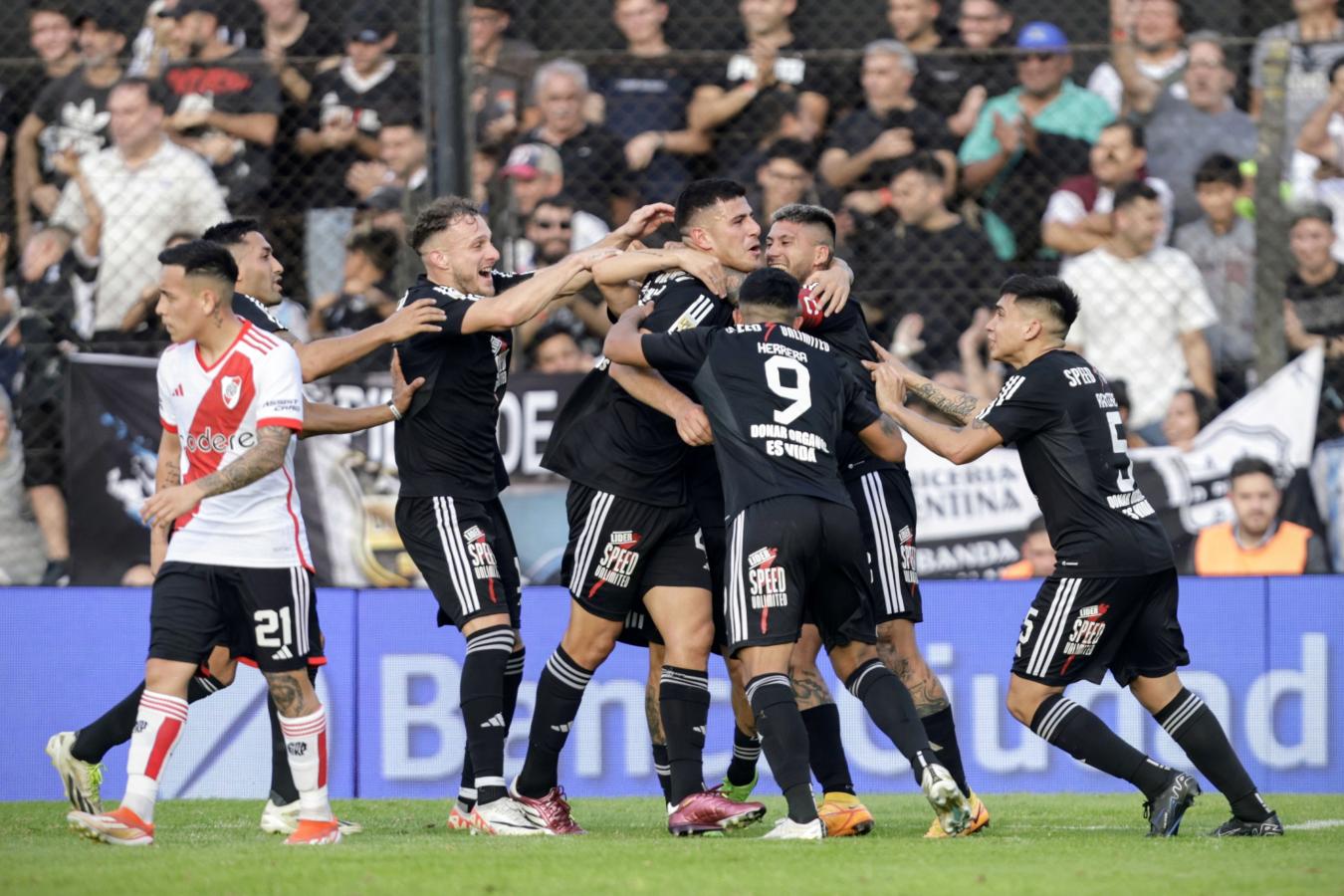 River perdió con Riestra y sumó otro golpe en el cierre del semestre: videos del 2-0
