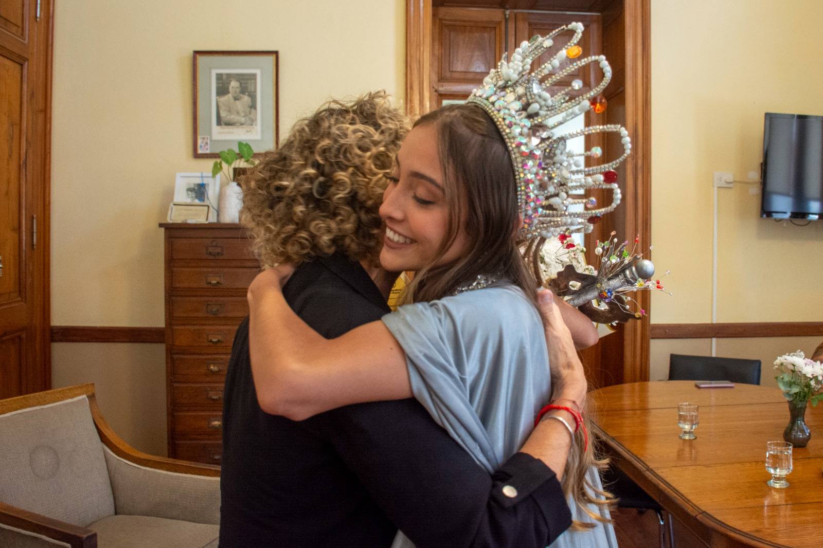 Isa Castagnino entregó un Reconocimiento a las Representantes del Espíritu y la Alegría de nuestro Carnaval