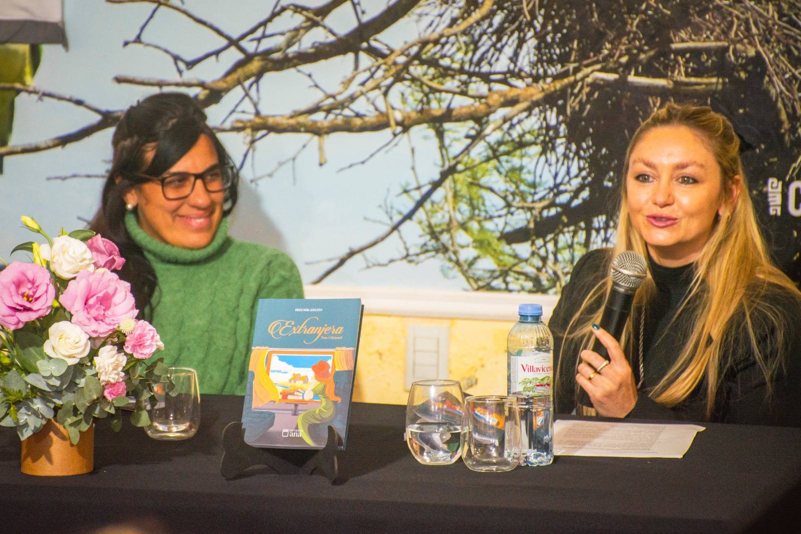 Café Literario y Presentación del Libro “Extranjera”