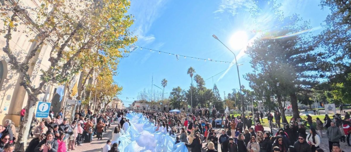 560 Estudiantes Prometieron Lealtad a la Bandera Nacional