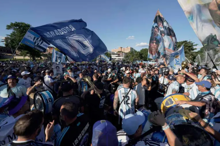 En la previa del debut mundialista, miles de argentinos realizaron un banderazo en Kansas