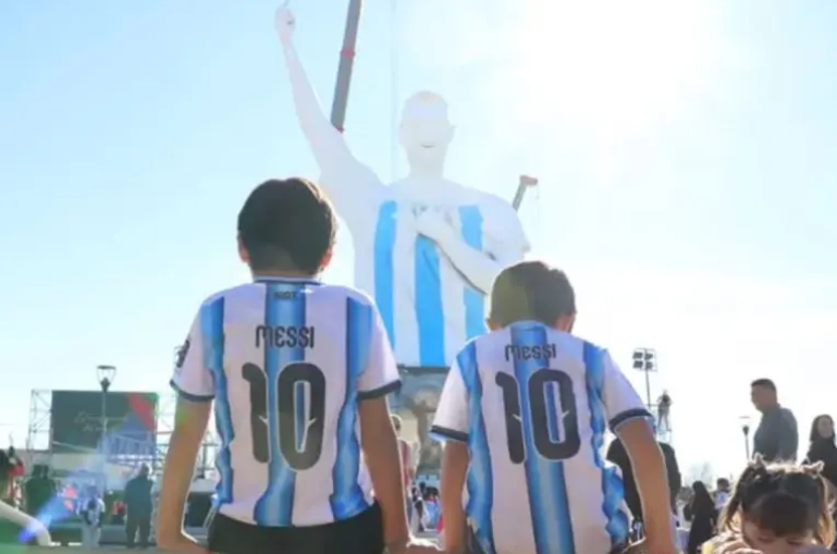 La estatua más grande del mundo de Lionel Messi fue inaugurada en Argentina