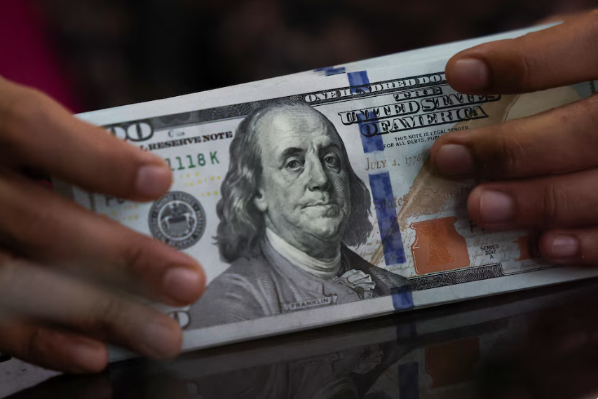 El dólar sigue subiendo, supera a la inflación del mes y se frena el proceso de apreciación cambiaria