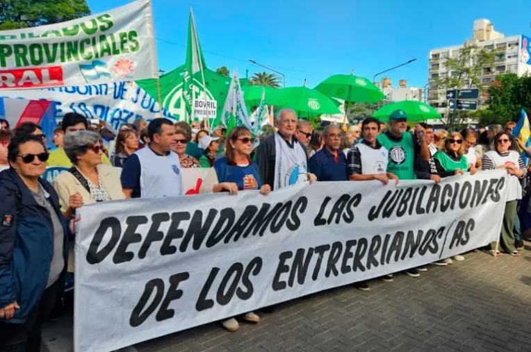Gremios realizan un paro contra la reforma previsional y se movilizan