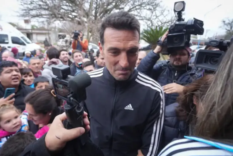 Lionel Scaloni volvió a emocionarse y dejó una promesa: “Seguiremos dando batalla”