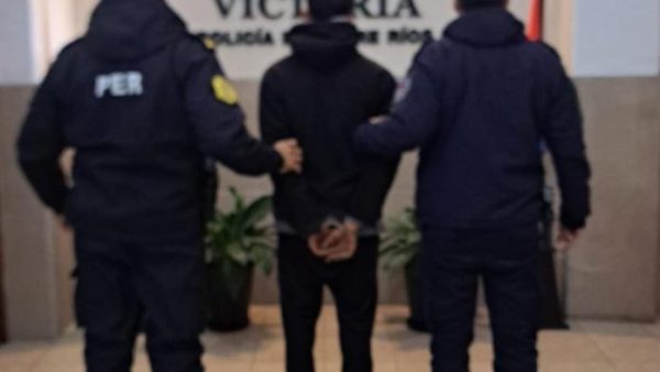 Con la mano en la leña