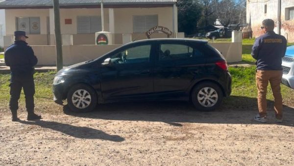 Secuestran auto con pedido de captura