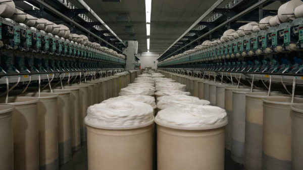 La producción textil aceleró su caída y la capacidad instalada siguió entre las más bajas de la industria