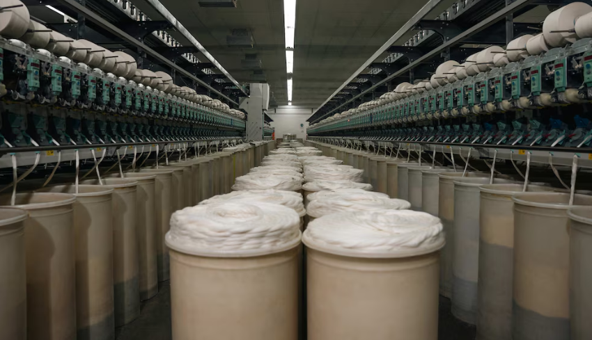 La producción textil aceleró su caída y la capacidad instalada siguió entre las más bajas de la industria