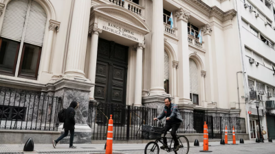 El BCRA refinanció préstamos con bancos por USD 6.000 y extendió sus vencimientos hasta después de las elecciones presidenciales