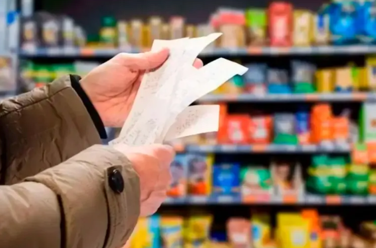 La canasta básica aumentó 2,2% en junio y una familia necesitó más de $1.530.000 para no ser pobre