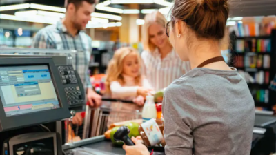 Empleados de comercio: acordaron suba salarial en tres tramos y un bono de $50.000