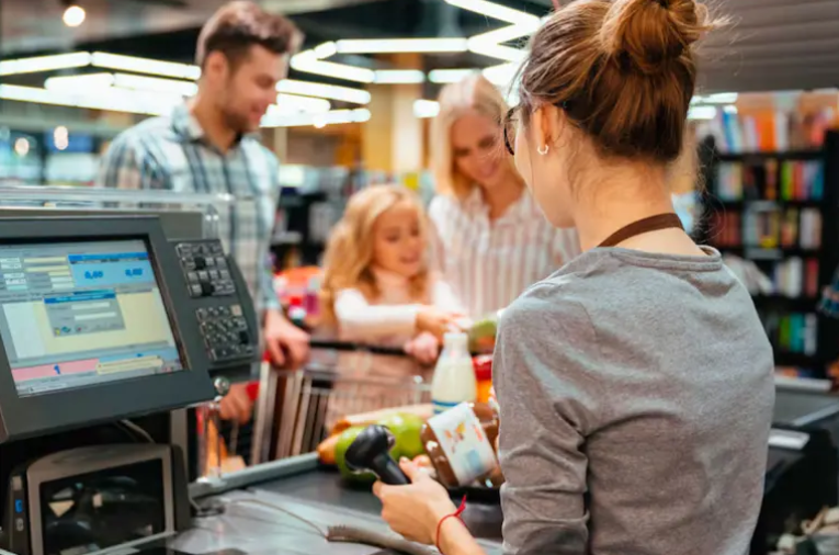 Empleados de comercio: acordaron suba salarial en tres tramos y un bono de $50.000