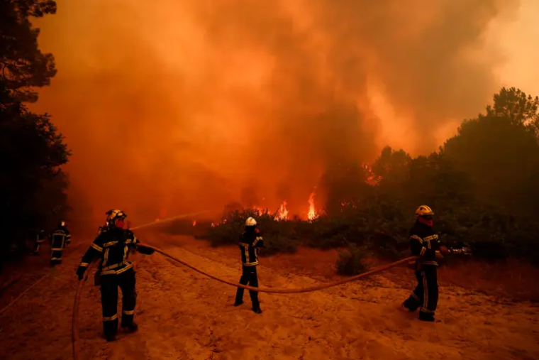Impactantes imágenes de los incendios en España y Francia: Casi 270.000 evacuados y una víctima fatal