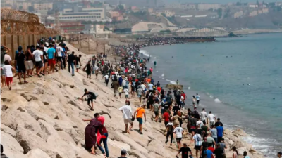 Miles de migrantes marroquíes desatan crisis en la frontera del norte de África: video