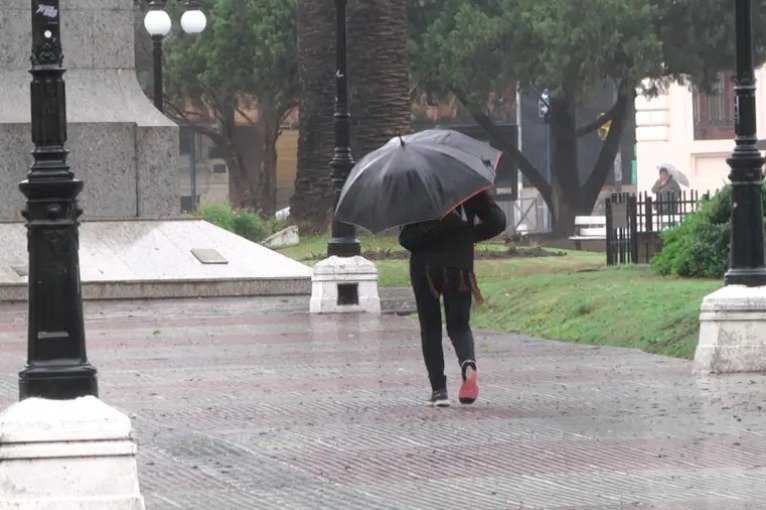 Renuevan el alerta por lluvias para diez departamentos de Entre Ríos y luego regresa el frío polar