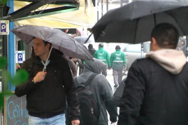 Jueves lluvioso: renovaron el alerta amarilla para la provincia