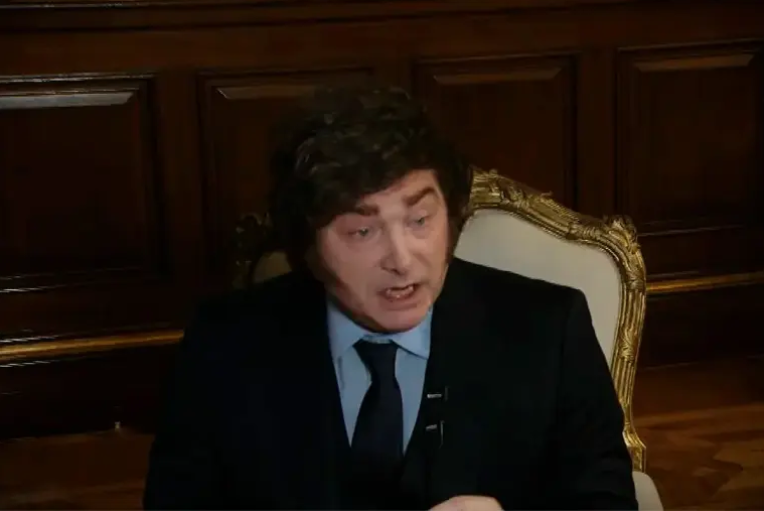 La frase de Milei sobre las deudas récord de las familias: “¿Les pusieron una pistola en la cabeza para hacerlo?”