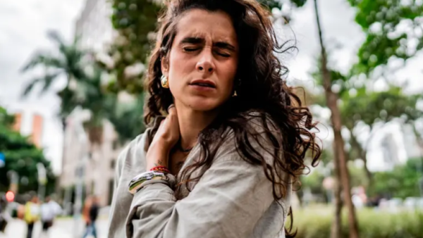 Dolor de cuello por usar el celular: claves y ejercicios para aliviar las molestias