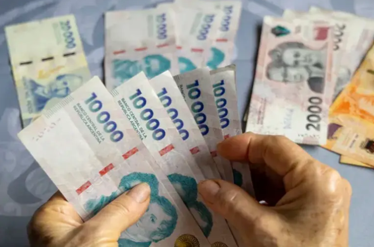 El Gobierno impulsa un piso salarial de $1.070.000 para los acuerdos paritarios