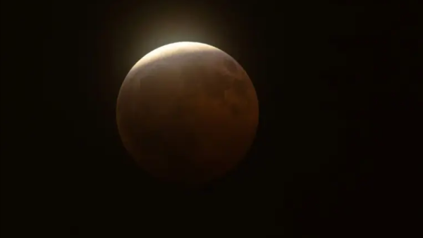 El último eclipse del año cubrió más del 96% de la Luna