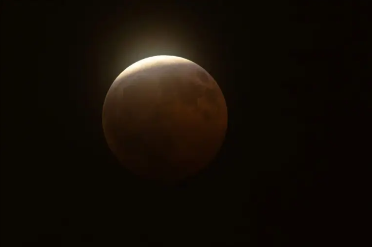 El último eclipse del año cubrió más del 96% de la Luna