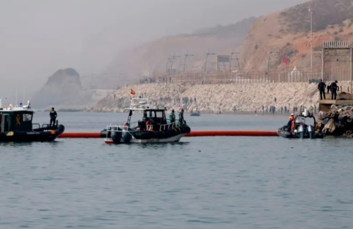Crisis migratoria en Ceuta: España instaló una barrera en el mar para impedir nuevos cruces desde Marruecos
