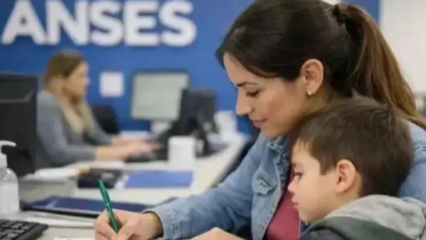 AUH con pago triple en agosto: cuánto se cobra y quiénes pueden acceder