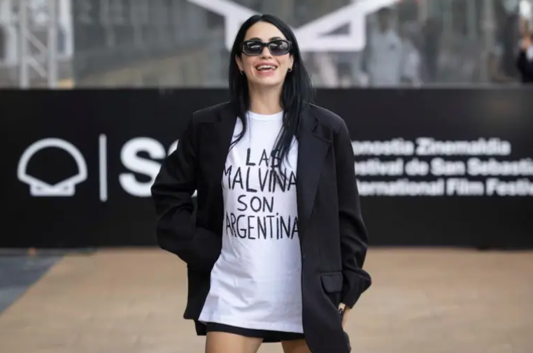 Lali Espósito lució una remera con la frase “Las Malvinas son argentinas” en el Festival de San Sebastián