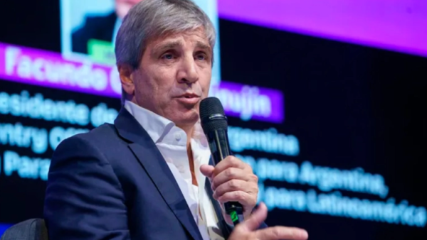 Caputo atribuyó la caída de la actividad económica al clima, el gas y el Mundial