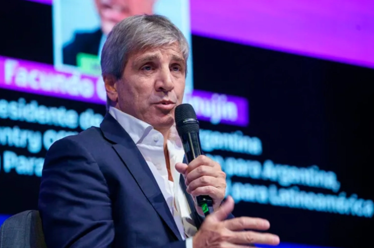 Caputo atribuyó la caída de la actividad económica al clima, el gas y el Mundial