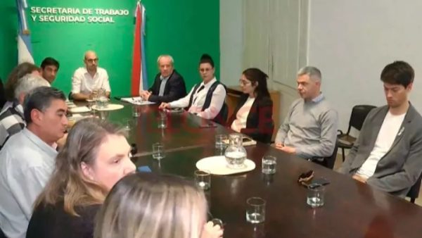 El Gobierno y los gremios docentes retoman la paritaria este martes