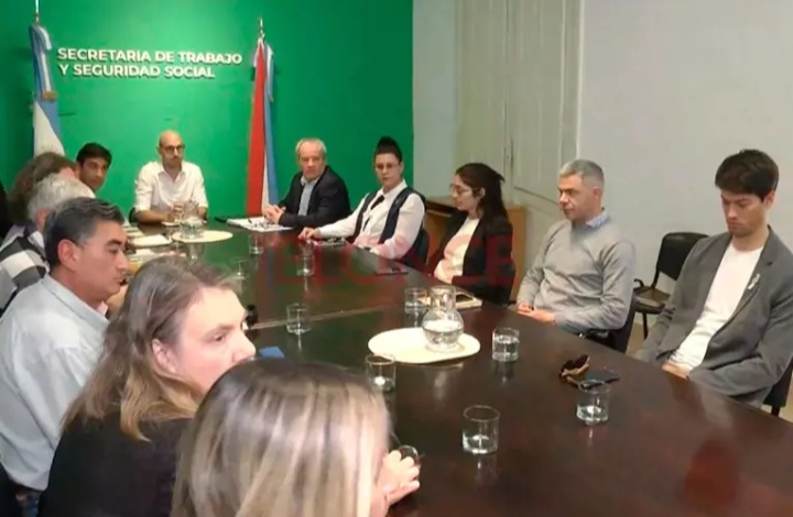 El Gobierno y los gremios docentes retoman la paritaria este martes
