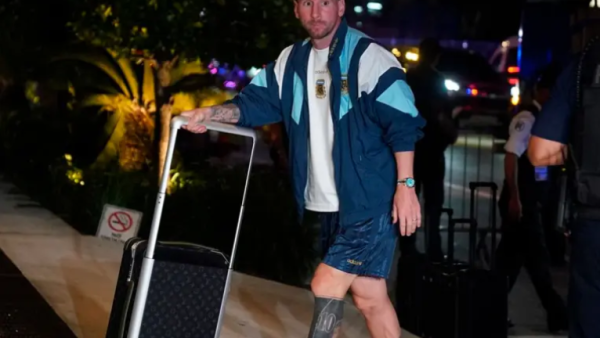 A cuatro días de su despedida, Messi aterrizó en Argentina junto a su familia