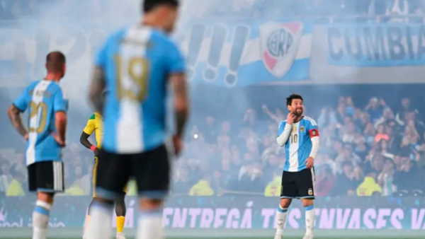 El emotivo homenaje a Messi en el minuto 10: frenaron el partido y los jugadores de Benín fueron a abrazarlo