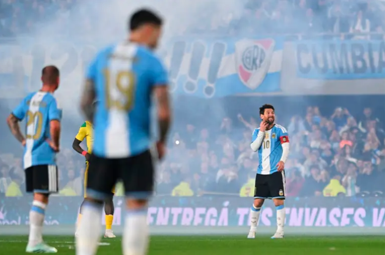 El emotivo homenaje a Messi en el minuto 10: frenaron el partido y los jugadores de Benín fueron a abrazarlo