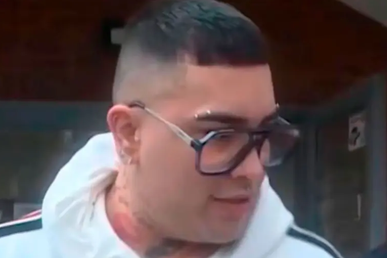 Callejero Fino regresó a su casa con tobillera electrónica y le pidió “perdón” a su hijo
