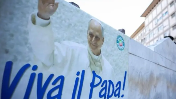 El Papa León XIV pasó bien la noche y desayunó tras ser operado en Roma