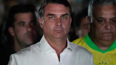 La Justicia prohibió salir de Brasil a Flávio Bolsonaro y le ordenó entregar sus pasaportes