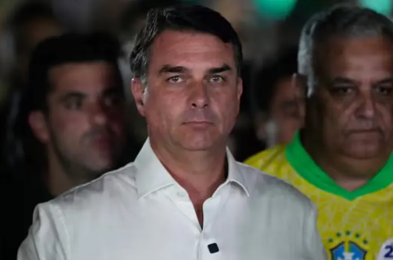 La Justicia prohibió salir de Brasil a Flávio Bolsonaro y le ordenó entregar sus pasaportes