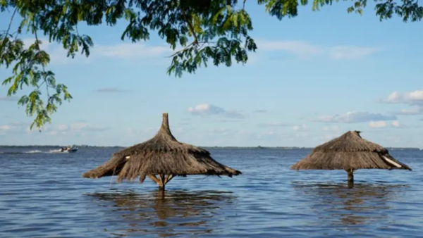 La crecida del Paraná arrasó con las playas de Corrientes y ya afecta la economía de una villa turística