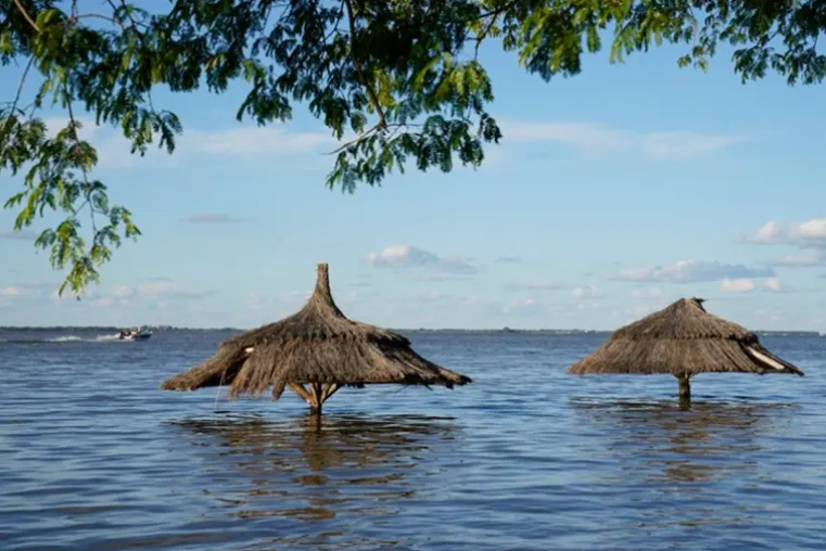 La crecida del Paraná arrasó con las playas de Corrientes y ya afecta la economía de una villa turística