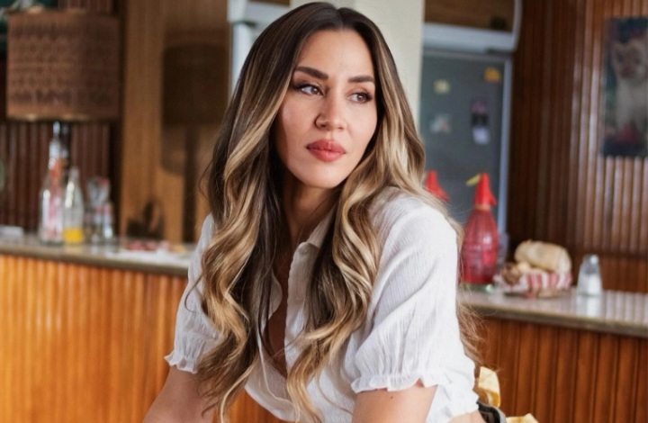 Jimena Barón compartió una osada foto frente al espejo durante el rodaje de su serie
